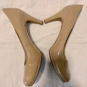 Naturalizer Nude Patent Pump size 11.